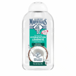 Un flacon transparent de shampoing Le Petit Marseillais, étiqueté « Hydratation Légèreté » et orné d'une noix de coco, est sans silicone, idéal pour les cheveux déshydratés. Composé à 97 % d'ingrédients d'origine naturelle, il est également étiqueté « Brillance Optimale ». Dakar