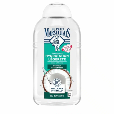Un flacon transparent de shampoing Le Petit Marseillais, étiqueté « Hydratation Légèreté » et orné d'une noix de coco, est sans silicone, idéal pour les cheveux déshydratés. Composé à 97 % d'ingrédients d'origine naturelle, il est également étiqueté « Brillance Optimale ». Dakar