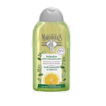 Un flacon de shampoing micellaire antipelliculaire Le Petit Marseillais. L'étiquette représente une tranche de citron et des feuilles vertes, avec un texte décrivant son utilisation pour les cheveux et le cuir chevelu grâce à une infusion d'huiles essentielles. Le flacon est vert transparent. Dakar