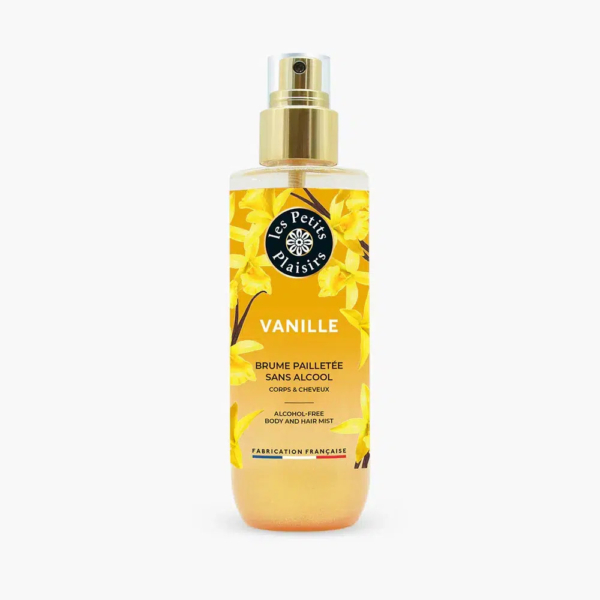 Un flacon de brume corps et cheveux parfumée à la vanille « Les Petits Plaisirs ». Le flacon est orné de fleurs de vanille jaunes et doté d'un vaporisateur doré. L'étiquette indique qu'il est sans alcool et fabriqué en France. Dakar