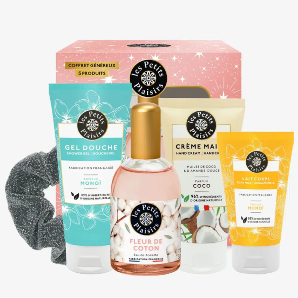 Coffret cadeau composé d'un coffret rose aux motifs floraux, contenant un gel douche, une crème pour les mains, une lotion pour le corps et un parfum, le tout orné d'étiquettes blanches et pastel. Il comprend également un chouchou gris foncé. Dakar