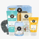 Un coffret cadeau composé de produits Les Petits Plaisirs, comprenant un gel douche, une crème pour les mains, un lait pour le corps et une eau de toilette Musc Blanc. Ce coffret contient également un chouchou foncé, le tout présenté dans une boîte à motifs étoilés. Dakar