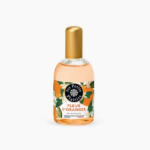 Un flacon en verre du parfum « Fleur d'Oranger » de Les Petits Plaisirs, avec un bouchon doré. L'étiquette présente des motifs orange et floraux, ainsi qu'un texte indiquant la fabrication française. Le liquide à l'intérieur est teinté d'orange. Dakar