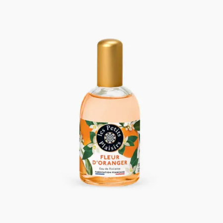 Un flacon en verre du parfum « Fleur d'Oranger » de Les Petits Plaisirs, avec un bouchon doré. L'étiquette présente des motifs orange et floraux, ainsi qu'un texte indiquant la fabrication française. Le liquide à l'intérieur est teinté d'orange. Dakar