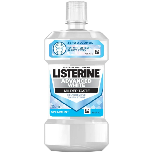 Un flacon de 250 ml de bain de bouche Listerine Advanced White au goût menthe verte. L'étiquette mentionne « Sans alcool » et « Goût doux », et mentionne qu'il aide à éliminer les taches tenaces pour des dents plus blanches en une semaine. Le flacon est recyclable. Dakar