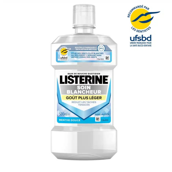 Un flacon de bain de bouche Listerine de 500 ml, orné d'une étiquette blanche et bleue portant l'inscription « Soin Blancheur » et un badge de recommandation de l'UFSBD. L'étiquette met en avant « Goût Plus Léger », « Menthe Douce » et « Sans Alcool ». Dakar