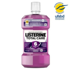 Un flacon de 500 ml de bain de bouche Listerine Total Care au liquide violet. Il revendique « 6 bienfaits » et a un goût menthe. L'étiquette porte la recommandation de l'UFSBD, l'association dentaire française. Dakar