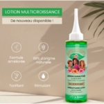 Un flacon vert de lotion de croissance suractivée Miss Antilles au romarin et à l'aloe vera est posé sur une surface beige. Il est muni d'un bouchon à bec verseur. Le texte met en valeur les ingrédients naturels et leurs bienfaits. Une feuille de plante est visible dans le coin supérieur droit. Dakar