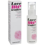 Un flacon et une boîte d'huile de massage « Love Me Tender ». L'emballage présente un texte rose et noir sur fond blanc. Le flacon est muni d'une pompe doseuse et d'un motif floral au fond. Le produit contient 100 ml (3,3 fl oz). Dakar