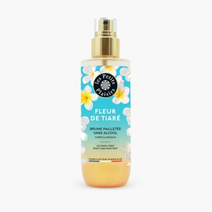 Un flacon spray de 200 ml de "Les Petits Plaisirs Brume Pailletée Fleur de Tiaré" présente un design tropical avec des fleurs blanches et jaunes, étiqueté comme une brume corps et cheveux sans alcool, fabriquée en France. Dakar