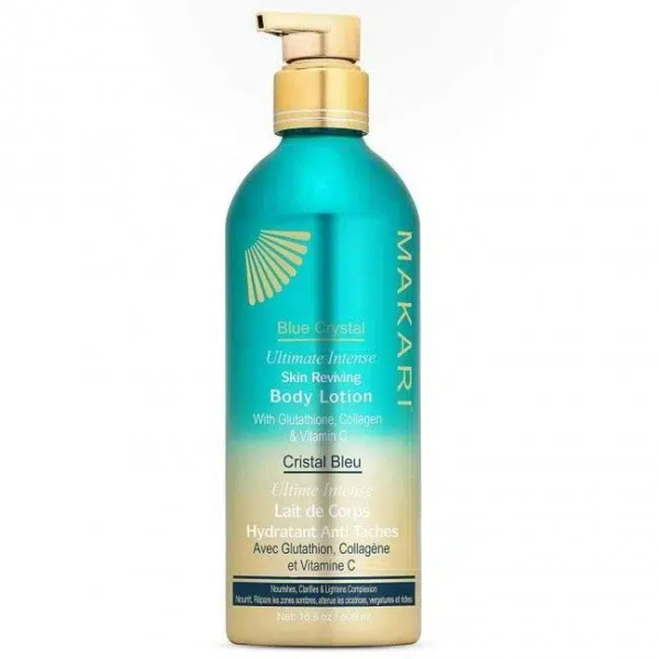 Un flacon dégradé de bleu à or de la lotion corporelle revitalisante intense Makari Blue Crystal Ultimate, avec pompe. L'étiquette met en avant des ingrédients comme le glutathion, le collagène et la vitamine C, détaillant ses bienfaits hydratants et anti-imperfections. Dakar