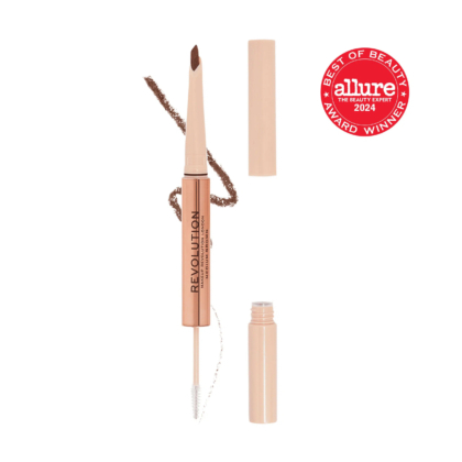Crayon à sourcils Revolution avec brosse intégrée et capuchon amovible. Présenté en marron, il est accompagné d'un badge rouge « Best of Beauty Allure Award Winner 2024 ». Un trait de maquillage marron est tracé à côté du crayon. Dakar