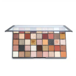 Une palette de maquillage comprenant 45 nuances de fards à paupières. Les couleurs vont des bruns et beiges neutres aux dorés et rouges vibrants, avec un mélange de finis mats et irisés. La palette possède un couvercle transparent. Dakar