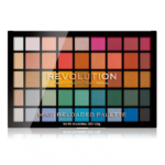 Une palette de fards à paupières colorée intitulée « Revolution Maxi Reloaded Palette » comprenant 45 nuances différentes, disposées en grille. La palette propose une variété de couleurs comme des rouges, des bleus, des verts et des neutres, et est présentée dans un étui noir. Dakar