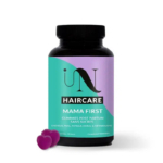 Un flacon de bonbons gélifiés UN Haircare « Mama First » avec une étiquette turquoise et violette. Le texte souligne les bienfaits pour les cheveux, la peau, la fatigue, l'humeur et le métabolisme. Deux bonbons gélifiés violets en forme de cœur sont présentés à côté du flacon. Dakar