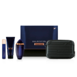 Coffret cadeau Mauboussin Private Club comprenant un flacon de parfum bleu foncé, un tube de lotion, un petit vaporisateur cylindrique et une pochette zippée noire, présentés devant une boîte bleu foncé et noire. Dakar