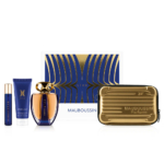 Un coffret cadeau Mauboussin proposant une sélection de parfums et de lotions présentés dans un élégant coffret bleu et or. Il comprend un écrin de voyage doré, un flacon de parfum, des tubes de lotion et une boîte décorative au design stylisé. Dakar
