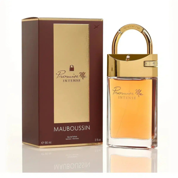 Un flacon et un écrin du parfum Mauboussin « Promise Me Intense ». Le flacon, muni d'un bouchon doré en forme de cadenas, contient un liquide ambré. L'écrin est marron foncé avec des touches dorées, et le nom et la marque du parfum sont inscrits en lettres dorées. Dakar