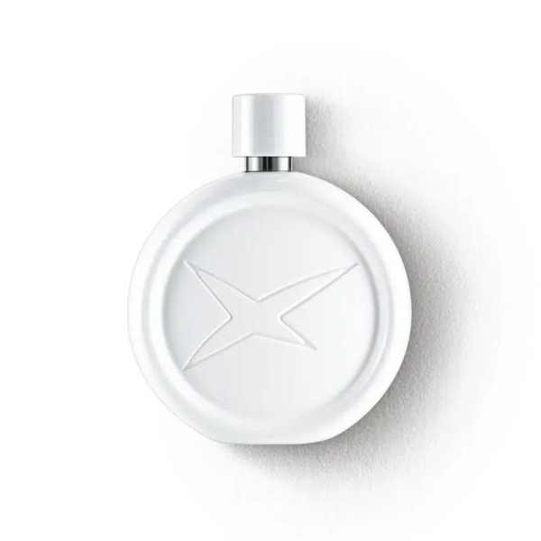 Un flacon de parfum rond et blanc avec un motif X en relief sur le devant et un petit bouchon cylindrique, sur fond blanc. Dakar