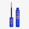 Un tube de mascara bleu avec les inscriptions roses « Sky High » et « Lash Sensational ». La brosse, dotée d'une brosse à poils roses, est disposée verticalement à côté du tube ouvert. Le fond est blanc uni. Dakar