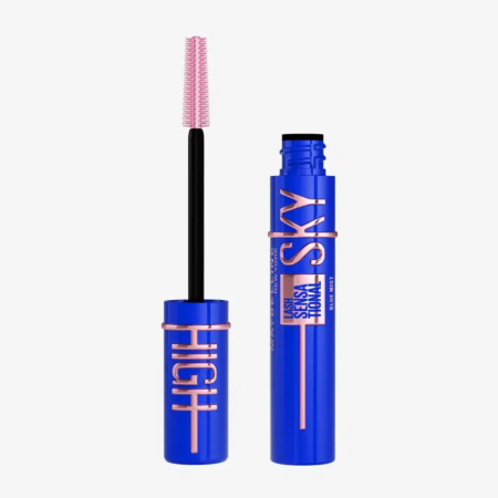 Un tube de mascara bleu avec les inscriptions roses « Sky High » et « Lash Sensational ». La brosse, dotée d'une brosse à poils roses, est disposée verticalement à côté du tube ouvert. Le fond est blanc uni. Dakar