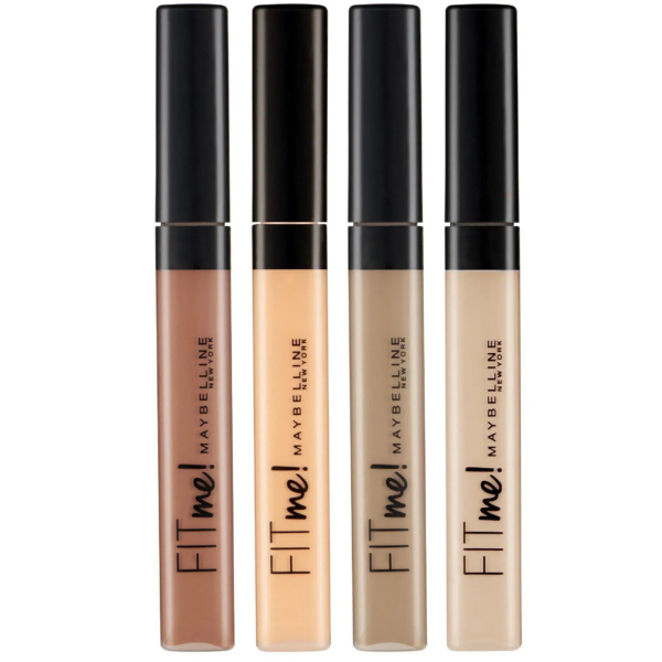Quatre anti-cernes Maybelline Fit Me, déclinés en différentes teintes, sont disposés verticalement côte à côte. Chacun est doté d'un capuchon noir et d'un long tube transparent laissant apparaître le produit. Les teintes varient du clair au foncé. Dakar