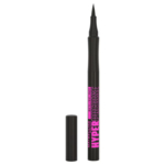 Crayon eye-liner noir, sans capuchon, révélant une pointe fine. Le stylo est orné de l'inscription « Maybelline Hyper Precise » rose et argentée le long de son corps. Le capuchon est placé à côté, sur fond blanc. Dakar