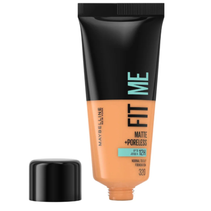 Image d'un tube de fond de teint Maybelline Fit Me Matte + Poreless, teinte 320. Son emballage noir et orange met en valeur sa promesse d'un fini mat 12 heures pour les peaux normales à grasses. Le bouchon est retiré, révélant l'ouverture. Dakar