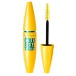 Un tube jaune de mascara waterproof Maybelline New York The Colossal 01 Black 10 ml est présenté sans son bouchon, laissant apparaître la brosse. Ce tube vibrant est orné d'un texte bleu audacieux, soulignant son style emblématique. Dakar