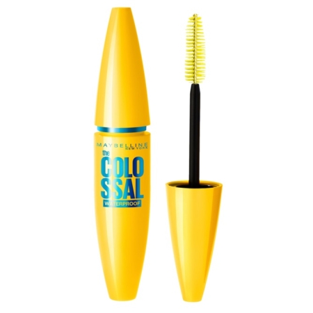 Un tube jaune de mascara waterproof Maybelline New York The Colossal 01 Black 10 ml est présenté sans son bouchon, laissant apparaître la brosse. Ce tube vibrant est orné d'un texte bleu audacieux, soulignant son style emblématique. Dakar