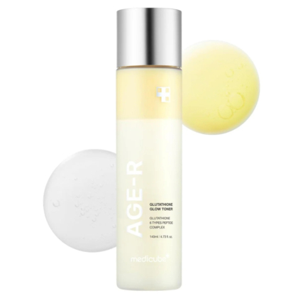 Un flacon de tonique éclat au glutathion Medicube AGE-R avec un bouchon métallique, entouré de gouttes de liquide translucides. Le flacon, au design épuré et minimaliste, est étiqueté avec les informations produit. Dakar