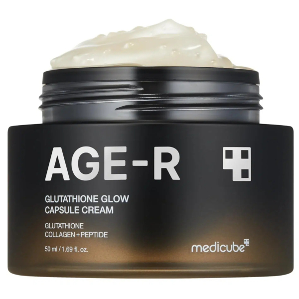 Un pot de crème gélule Medicube AGE-R Glutathione Glow, avec un contenant noir et un couvercle blanc. La crème, à la texture onctueuse, est visible au-dessus du bord. L'étiquette met en valeur des ingrédients comme le glutathion, le collagène et les peptides. Format : 50 ml. Dakar