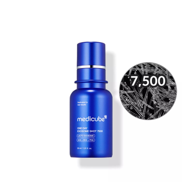 Flacon bleu de sérum Medicube One Day Dosisome Shot 7500 avec inscription blanche. À côté se trouve une section circulaire agrandie montrant un gros plan de petites structures en forme d'aiguilles. L'inscription « 7500 » figure sur le cercle. Dakar