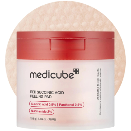 Un pot de disques exfoliants Medicube à l'acide succinique rouge avec un couvercle rouge. L'étiquette indique : acide succinique 0,5 %, panthénol 0,5 % et niacinamide 2 %. Le pot contient 70 disques et pèse 155 g. Dakar
