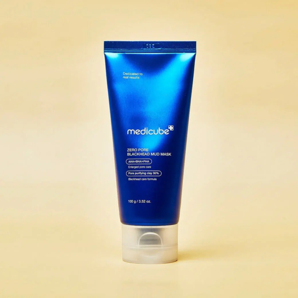 Tube bleu de masque à la boue anti-points noirs Medicube Zero Pore avec bouchon transparent sur fond beige. Le texte met en avant ses bienfaits pour le soin des pores et sa formule anti-points noirs. Dakar
