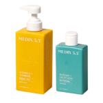 Deux flacons de soins Medix 5.5 : un grand flacon pompe jaune contenant une crème à la vitamine C et au curcuma, et un flacon bleu sarcelle plus court contenant un gel douche à l'acide glycolique et lactique. Tous deux sont destinés aux soins de la peau. Dakar
