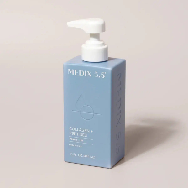 Un flacon pompe rectangulaire bleu de crème pour le corps Medix 5.5 Collagène + Peptides est présenté sur un fond neutre. L'étiquette mentionne « Plump + Lift » et le flacon contient 444 ml (15 oz liq.). Dakar