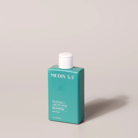 Un flacon bleu sarcelle de gel douche Medix 5.5 à l'acide glycolique et lactique, conçu pour sublimer la peau. Son bouchon blanc se détache sur un fond neutre. Dakar