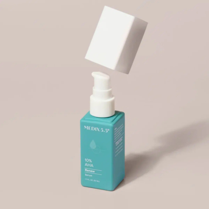 Un flacon bleu sarcelle étiqueté « MEDIX 5.5 » et portant la mention « Sérum Rénovateur 10 % AHA » est présenté avec son bouchon blanc flottant au-dessus. Le flacon projette une ombre sur un fond clair et neutre. Dakar