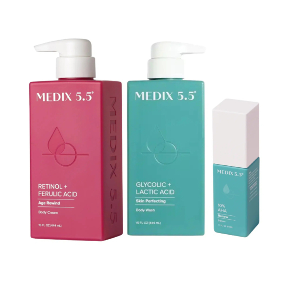 Trois produits de soin Medix 5.5 sont exposés : un flacon rouge de crème pour le corps Retinol + Ferulic Acid Age Rewind, un flacon bleu sarcelle de gel douche Glycolic + Lactic Acid et un petit flacon blanc de Skin Perfecting 10 % AHA. Dakar