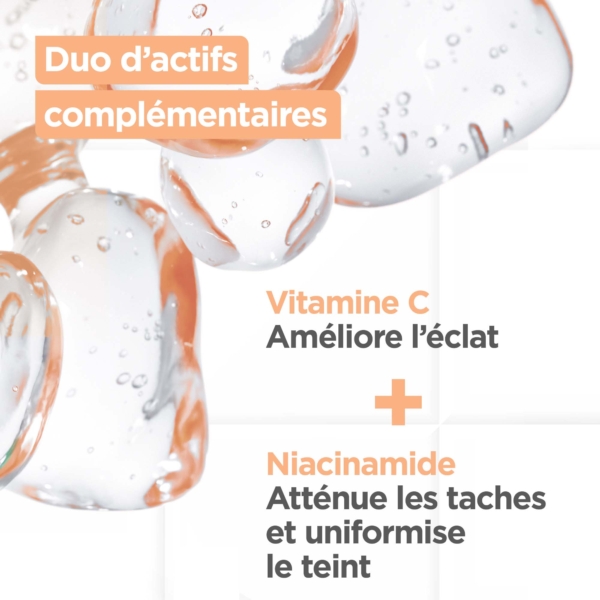Gros plan de gouttes liquides claires avec le texte en français : "Duo d'actifs complémentaires. Vitamine C : Améliore l'éclat. Niacinamide : Atténue les taches et uniformise le teint." Découvrez Mixa Crème de Soin Spf50 Niacinamide Bright Anti Taches 50 ml pour une protection solaire optimale. Dakar