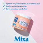 Un pot rose de Mixa La Crème pour peaux sèches et sensibles est incliné sur un fond rose. Le texte en français souligne l'hydratation pendant 24 heures et l'adéquation aux bébés, ainsi que les propriétés apaisantes, nourrissantes et protectrices. Le logo Mixa figure en bas. Dakar