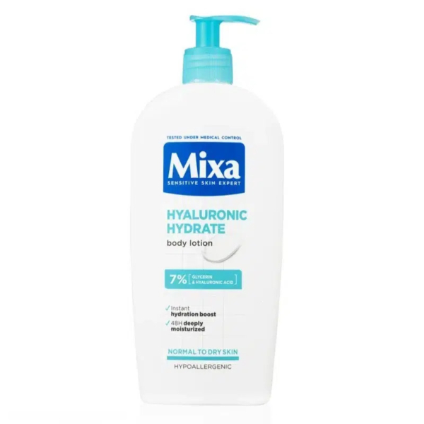Un flacon blanc de lait corporel Mixa Hyaluronic Hydrate avec une pompe bleue. L'étiquette indique 7 % de glycérine et d'acide hyaluronique, indiquant qu'il est destiné aux peaux normales à sèches et offre une hydratation pendant 48 heures. Dakar