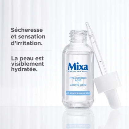 Un flacon de sérum Mixa à l'acide hyaluronique et à l'acide lactique, muni d'une pipette, est posé sur une surface réfléchissante. Un texte en français à côté évoque les bienfaits de la sécheresse et de l'hydratation. Le fond est clair avec des rayures verticales. Dakar