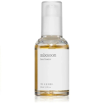 Un flacon transparent d'essence de haricot Mixsoon est centré sur un fond blanc. Il contient un liquide ambré clair et porte une étiquette blanche avec un texte noir. Son bouchon est transparent. Le volume est indiqué : 50 ml. Dakar