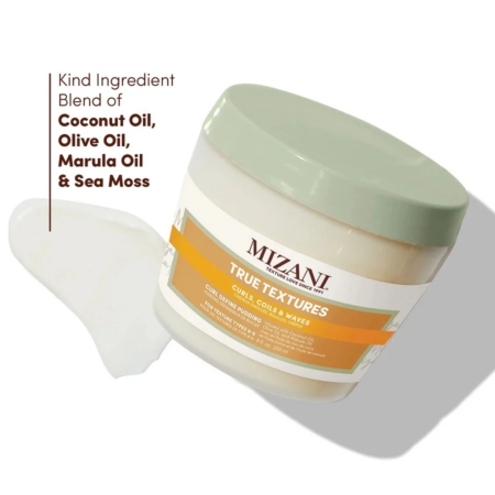 Un pot de Crème de Définition des Boucles Mizani, doté d'un couvercle vert clair, est placé à côté de sa dose de produit. Ses ingrédients phares, comme l'huile de coco, l'huile d'olive, l'huile de marula et la mousse de mer, en font un produit idéal pour celles qui recherchent la touche Mizani. Dakar