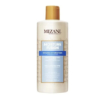 Flacon de shampoing Mizani Moisture Fusion Intense Hydration, 500 ml. De couleur blanc cassé, il est doté d'un bouchon doré et d'une étiquette bleue précisant qu'il clarifie en douceur et convient à tous les types de cheveux. Dakar
