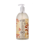 Un flacon transparent de gel douche MKL Green Nature avec pompe. L'étiquette présente des motifs floraux colorés et les inscriptions « Gel Douche Surgras Bio Argan » et « Visage, corps et cheveux - Fabriqué en France ». Dakar