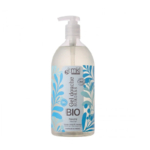 Un flacon transparent avec pompe contient le gel douche bio MKL. L'étiquette, ornée de motifs de feuilles bleues et blanches, indique qu'il est 98 % naturel et convient au visage, au corps et aux cheveux. L'étiquette est en français. Dakar