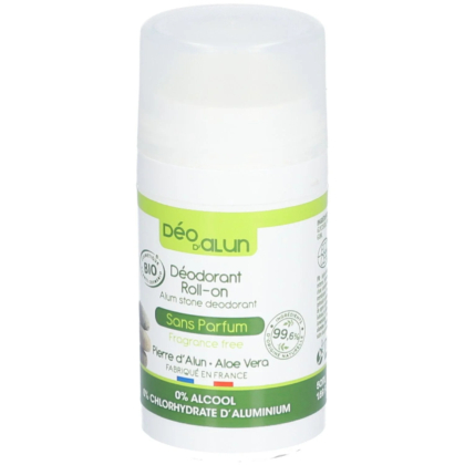 Déodorant à bille avec bouchon blanc et étiquette verte, avec inscription en français. Parmi les caractéristiques principales, on retrouve « Sans Parfum », « 99,6 % d'origine naturelle », « Pierre d'Alun » et « Aloe Vera ». Sans alcool ni chlorhydrate d'aluminium. Dakar